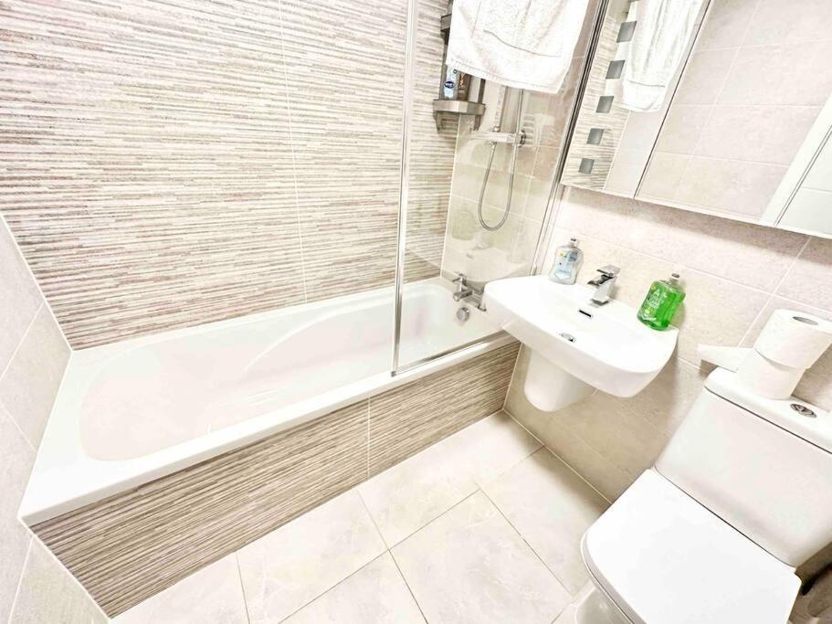 Paradigm House, Stunning 2-Bedroom Apartment 1, Free Parking, อ็อกซ์ฟอร์ด ภายนอก รูปภาพ